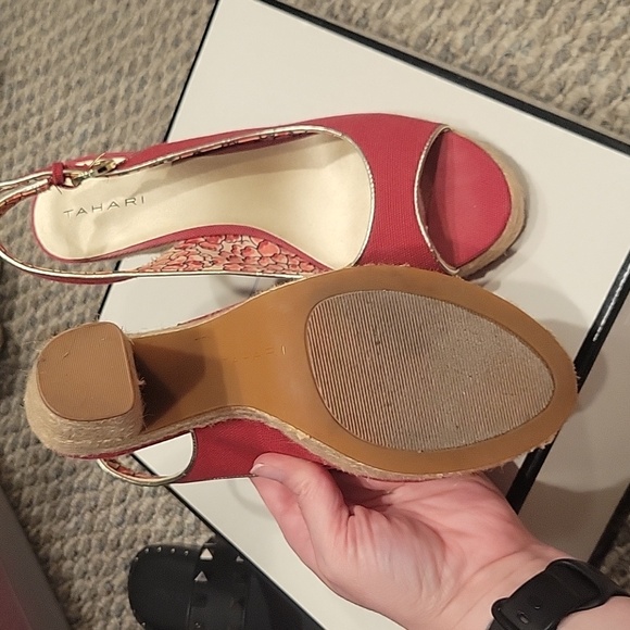 TAHARI Barb Red and Gold Chunky Heel - Picture 6 of 7